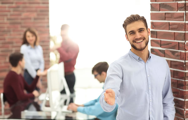 Empreendedor a querer apertar-nos a mão entrepreneur handshake business